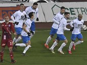 Hrái Ostravy se radují z gólu, který vstelil z penalty Dyjan Carlos De...