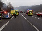 Váná nehoda se stala u Povrl - Roztok, okres Ústí nad Labem.