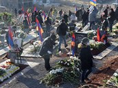 Tisícový dav zamíil uctít památku zemelých vojáku v Náhorním Karabachu na...