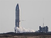 Ocelová raketa Starship v délce 50 metr a o prmru devíti metr na startovací...