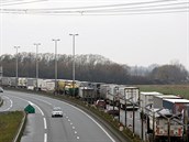Dlouhé fronty kamion ekajících na pevoz z Francie do Velké Británie poblí...