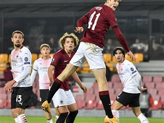 Evropsk liga - Sparta vs. AC Miln: domc stoper Martin Vitk ve sv velk...