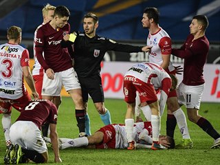 Utkn 12. kola prvn fotbalov ligy: Sparta Praha - FK Pardubice, 16. prosince...