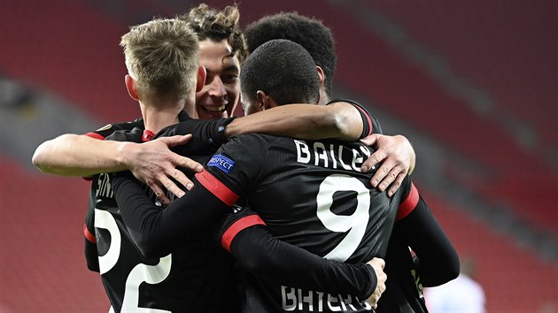 Hrái Leverkusenu slaví gól do sít Slavie