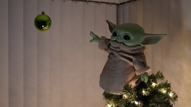 Baby Yoda jako vrcholek vánoního stromeku.
