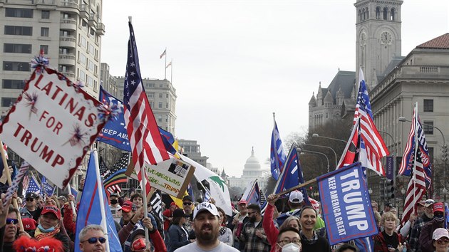 Příznivci prezidenta Donalda Trumpa demonstrují ve Washingtonu.