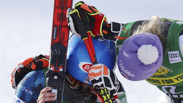 Mikaela Shiffrinová vybojovala emotivní první výhru po smrti otce.