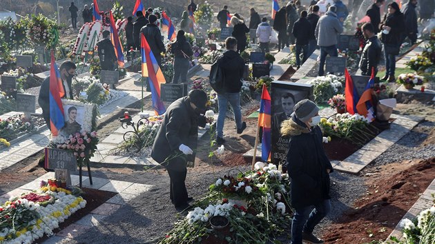 Tisícový dav zamířil uctít památku zemřelých vojáku v Náhorním Karabachu na...