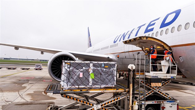 Vakcína do USA míí i z Bruselu, transport zajiují United Airlines.