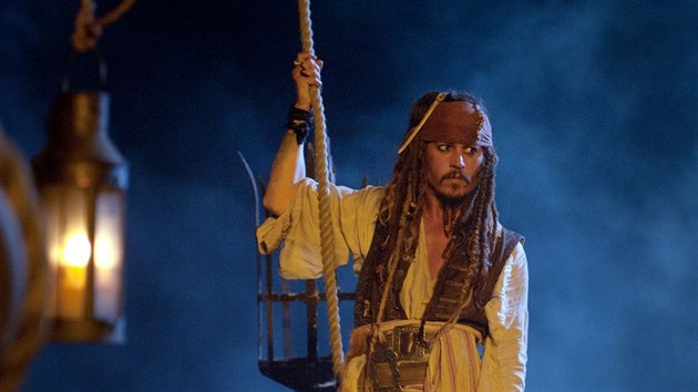 Piráti z Karibiku: na vlnách podivna (Johnny Depp).