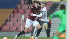 Evropská liga - Sparta vs. AC Milán: Souek v souboji s Haugem.