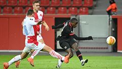 Evropská liga, Leverkusen vs. Slavia: Diaby pálí p�es blokujícího Bo�ila.