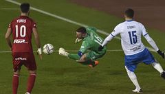 Zleva Jakub Yunis z Olomouce, branká Ostravy Jan Latvka a Patrizio Stronati...