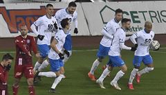 Hrái Ostravy se radují z gólu, který vstelil z penalty Dyjan Carlos De...