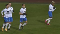 Hrái Ostravy se radují z gólu, který vstelil z penalty Dyjan Carlos De...