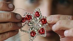 Výroba vánoních ozdob z dutých sklenných perliek ve firm Rautis v Poniklé...
