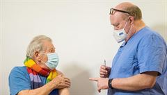 Gandalf už vakcínu dostal. Jednaosmdesátitelý sir Ian McKellen se prý po očkování cítí ‚euforicky‘