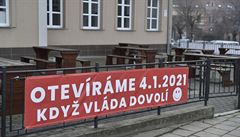 Vzkaz na plotě nádražní restaurace v Břeclavi 18. prosince 2020. Od téhož dne... | na serveru Lidovky.cz | aktuální zprávy