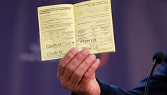 Izraelský premiér Benjamin Netanjahu ukazuje novinám potvrzení okování na...