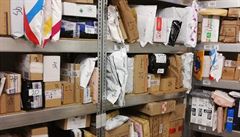 Také v potovním skladu v Opav jsou police plné k prasknutí.