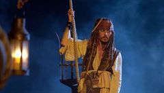 Piráti z Karibiku: na vlnách podivna (Johnny Depp).