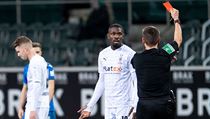 Marcus Thuram dostal za plivnut ervenou kartu.