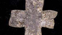 Stříbrný kříž, jedna z ozdob relikviáře. Archeologové objevili v milevském...