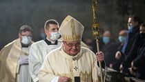 Pražský arcibiskup Dominik Duka sloužil 24. prosince 2020 v katedrále sv. Víta...