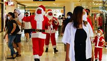 Santa Clausové navštívili i indonéský obchodní dům v Jakartě.