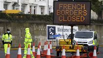 Zavřený hraniční přechod mezi Británií a Francií.