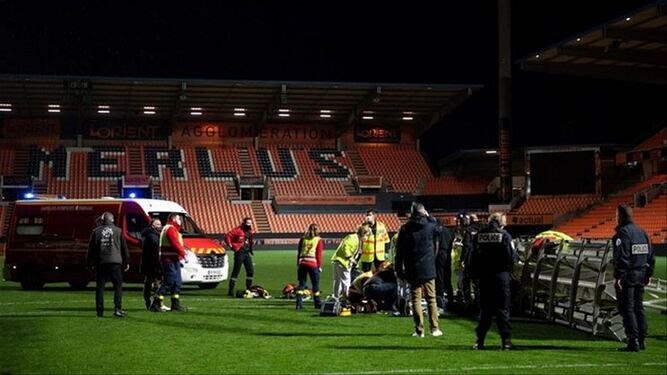 Pád za�ízení k obnov� trávníku na stadionu v Lorientu p�ipravil o �ivot...