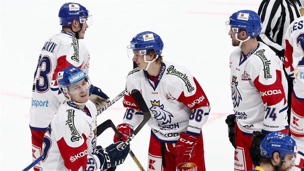 Čeští hokejisté slaví vítězství nad Švédskem.