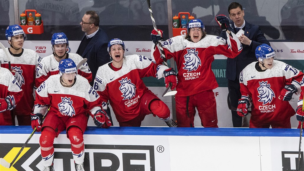 Čeští hokejisté do dvaceti let se radují z výhry nad Ruskem.
