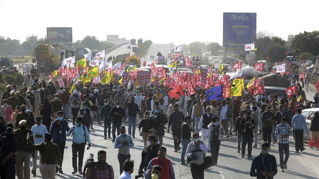 Protestující farmái v Indii.