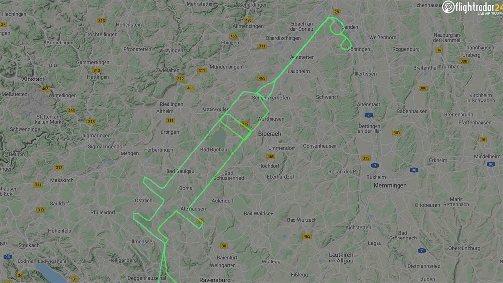 Německý pilot Samy Kramer během 280 kilometrů dlouhého letu na nebe nakreslil...