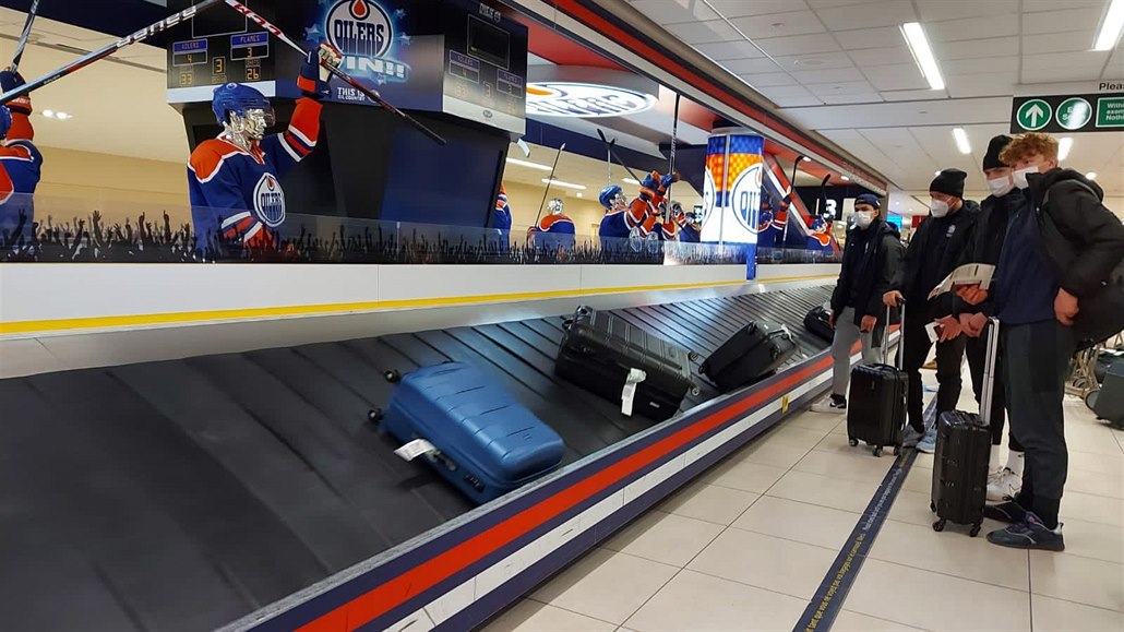 Česká dvacítka na letišti v Edmontonu.