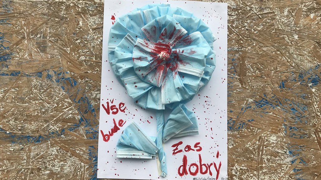 Vzkaz (květina z roušek) naivní umělkyně Kristinky Královny v Praze v Podolí.