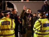Gestikulující idi s policií pi ekání na trajekt v Doveru.