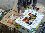 Pracovníci naváeli 21. listopadu 2020 potraviny ze sbírky do prázdného skladu...