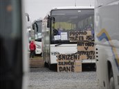 Zhruba 300 autobusových zájezdových dopravc dnes v Letanech protestuje proti...