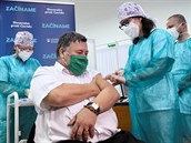 Jako první Slovák byl ve Fakultní nemocnici Nitra okován infektolog Vladimír...