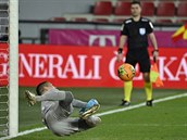 Filip Nguyen vyráí penaltu, kterou kopal Boek Dokal ze Sparty.