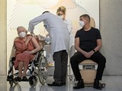 První dávky vakcíny v praské Ústední vojenské nemocnici (ÚVN) podali...