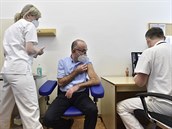 Ministr zdravotnictví Jan Blatný dostal 27. prosince 2020 ve Fakultní nemocnici...
