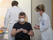 První dávku vakcíny v praské Ústední vojenské nemocnici (ÚVN) podali...