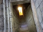 K trezorové místnosti vede tajná chodba nad jedním poschodím. Archeologové ji...