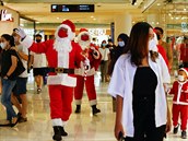 Santa Clausové navtívili i indonéský obchodní dm v Jakart.