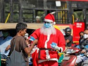 Santa Claus rozdává rouky v Indii.