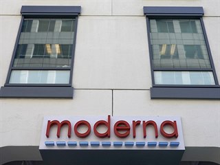 V USA se zaalo okovat vakcnou od firmy Moderna.