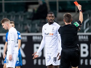 Marcus Thuram dostal za plivnut ervenou kartu.